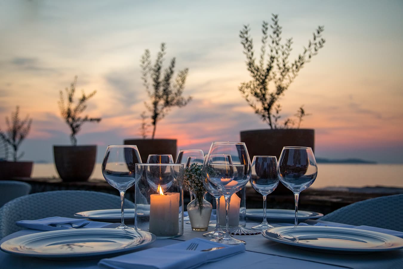 Garden restaurant by the bay